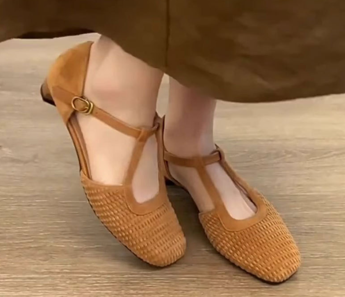 Retro-style toe-secured high-heeled sandals