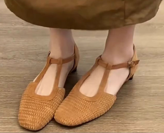 Retro-style toe-secured high-heeled sandals